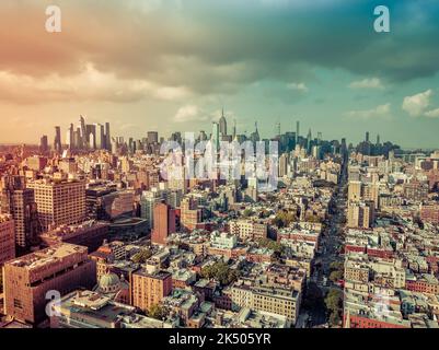 Panorama sur New York City vers Manhattan Midtown. Vue grand angle de l'antenne. La lumière chaude et délicate fuit Banque D'Images