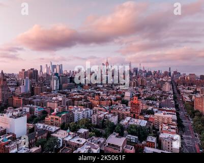 Panorama de la ville de New York au coucher du soleil. Manhattan Midtown gratte-ciel à l'horizon. Ciel rose chaud Banque D'Images