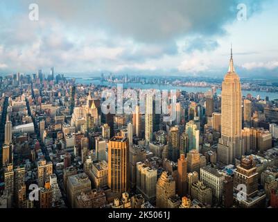 Gratte-ciel de Manhattan au lever du soleil. Vue panoramique sur la ville de New York vers le bas de Manhattan Banque D'Images
