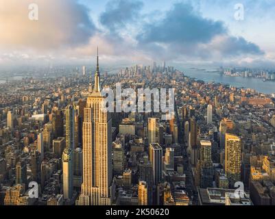 Vue aérienne des gratte-ciels de Midtown Manhattan au lever du soleil. Vue panoramique vers Lower Manhattan Banque D'Images