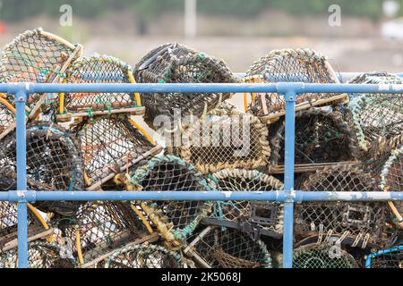 Gros plan des pots de homard de pêcheur, concept de pêche abstrait et peu empilé Banque D'Images