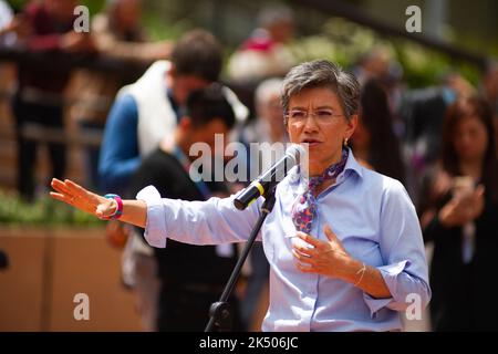 Bogota, Colombie. 04th octobre 2022. Claudia Lopez, maire de Bogota, donne une conférence de presse lors de l'exercice de simulation de Bogota pour la prévention des tremblements de terre, où des entreprises et des personnes ont évacué des bâtiments à travers Bogota, en Colombie, sur 4 octobre 2022. Photo de: CHEPA Beltran/long Visual Press crédit: Long Visual Press/Alay Live News Banque D'Images