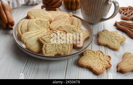 Cuisson d'automne. Biscuits sous forme de citrouille et de feuilles sur la table. Concept d'automne confortable. Banque D'Images