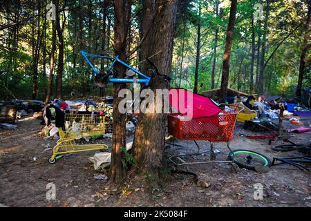 Bloomington, États-Unis. 05th octobre 2022. Un camp de sans-abri du côté ouest de Bloomington est en désarroi après l'expulsion des résidents de Bloomington. Les résidents du camp ont déclaré que la police leur avait donné jusqu'à 5 heures pour quitter le camp ou être arrêtés pour intrusion. Crédit : SOPA Images Limited/Alamy Live News Banque D'Images