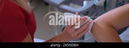 Le patient vient traiter la douleur musculaire à un médecin professionnel Banque D'Images