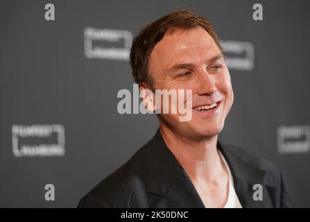 Hambourg, Allemagne. 04th octobre 2022. L'acteur Lars Eidinger vient à l'appel photo du film 'Lars Eidinger - pour être ou ne pas être' au passage Kino dans le cadre du Filmfest Hambourg 30th. Credit: Marcus Brandt/dpa/Alay Live News Banque D'Images