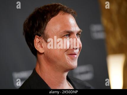 Hambourg, Allemagne. 04th octobre 2022. L'acteur Lars Eidinger vient à l'appel photo du film 'Lars Eidinger - pour être ou ne pas être' au passage Kino dans le cadre du Filmfest Hambourg 30th. Credit: Marcus Brandt/dpa/Alay Live News Banque D'Images