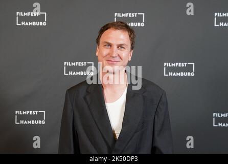 Hambourg, Allemagne. 04th octobre 2022. L'acteur Lars Eidinger vient à l'appel photo du film 'Lars Eidinger - pour être ou ne pas être' au passage Kino dans le cadre du Filmfest Hambourg 30th. Credit: Marcus Brandt/dpa/Alay Live News Banque D'Images