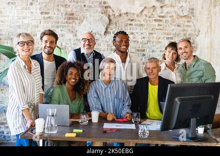 Portrait d'un groupe réussi de gens d'affaires multiethniques au bureau moderne regardant la caméra. Portrait d'une équipe créative heureuse d'une entreprise satisfaite Banque D'Images