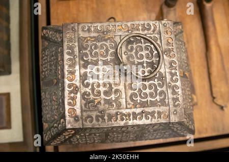 Coffre en métal historique ou boîte en métal avec anneau sur fond en bois, vue de dessus. Banque D'Images