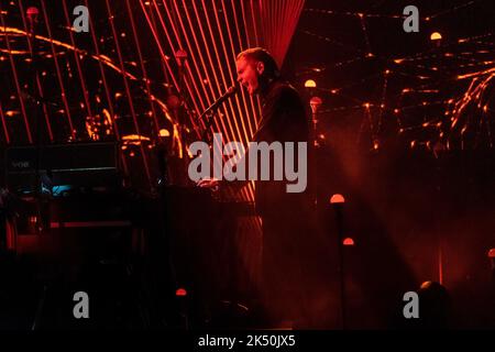 Milan, Italie. 04th octobre 2022. Jónsi, du groupe de post-rock islandais de Reykjavík Sigur Rós, se produit en direct au Forum de Mediolanum. Crédit : SOPA Images Limited/Alamy Live News Banque D'Images