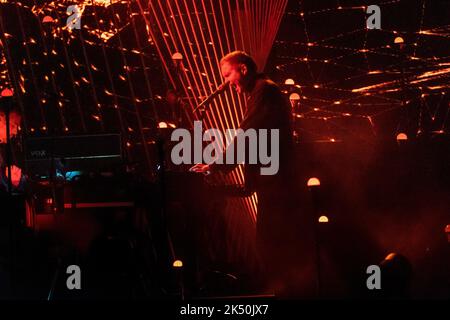 Milan, Italie. 04th octobre 2022. Jónsi, du groupe de post-rock islandais de Reykjavík Sigur Rós, se produit en direct au Forum de Mediolanum. Crédit : SOPA Images Limited/Alamy Live News Banque D'Images