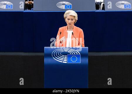 Strasbourg, France. Strasbourg, France. 05 octobre 2022, France, Straßburg: Ursula von der Leyen, Président de la Commission européenne, se tient dans le bâtiment du Parlement européen et parle. Une résolution parlementaire sur la réponse de l'UE aux prix élevés de l'énergie doit être votée. En outre, le président de la Commission européenne, von der Leyen, doit entre autres débattre de la guerre d'agression russe contre l'Ukraine. Credit: dpa Picture Alliance/Alay Live News Banque D'Images