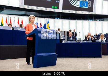Strasbourg, France. Strasbourg, France. 05 octobre 2022, France, Straßburg: Ursula von der Leyen, Président de la Commission européenne, se tient dans le bâtiment du Parlement européen et parle. Une résolution parlementaire sur la réponse de l'UE aux prix élevés de l'énergie doit être votée. En outre, le président de la Commission européenne, von der Leyen, doit entre autres débattre de la guerre d'agression russe contre l'Ukraine. Credit: dpa Picture Alliance/Alay Live News Banque D'Images