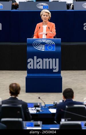 Strasbourg, France. Strasbourg, France. 05 octobre 2022, France, Straßburg: Ursula von der Leyen, Président de la Commission européenne, se tient dans le bâtiment du Parlement européen et parle. Une résolution parlementaire sur la réponse de l'UE aux prix élevés de l'énergie doit être votée. En outre, le président de la Commission européenne, von der Leyen, doit entre autres débattre de la guerre d'agression russe contre l'Ukraine. Credit: dpa Picture Alliance/Alay Live News Banque D'Images