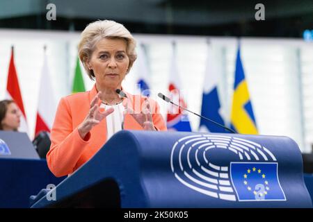 Strasbourg, France. Strasbourg, France. 05 octobre 2022, France, Straßburg: Ursula von der Leyen, Président de la Commission européenne, se tient dans le bâtiment du Parlement européen et parle. Une résolution parlementaire sur la réponse de l'UE aux prix élevés de l'énergie doit être votée. En outre, le président de la Commission européenne, von der Leyen, doit entre autres débattre de la guerre d'agression russe contre l'Ukraine. Credit: dpa Picture Alliance/Alay Live News Banque D'Images