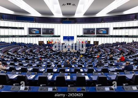 Strasbourg, France. Strasbourg, France. 05 octobre 2022, France, Straßburg: Ursula von der Leyen, Président de la Commission européenne, se tient dans le bâtiment du Parlement européen et parle. Une résolution parlementaire sur la réponse de l'UE aux prix élevés de l'énergie doit être votée. En outre, le président de la Commission européenne, von der Leyen, doit entre autres débattre de la guerre d'agression russe contre l'Ukraine. Credit: dpa Picture Alliance/Alay Live News Banque D'Images