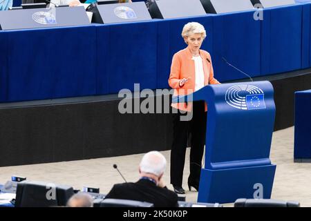 Strasbourg, France. Strasbourg, France. 05 octobre 2022, France, Straßburg: Ursula von der Leyen, Président de la Commission européenne, se tient dans le bâtiment du Parlement européen et parle. Une résolution parlementaire sur la réponse de l'UE aux prix élevés de l'énergie doit être votée. En outre, le président de la Commission européenne, von der Leyen, doit entre autres débattre de la guerre d'agression russe contre l'Ukraine. Credit: dpa Picture Alliance/Alay Live News Banque D'Images