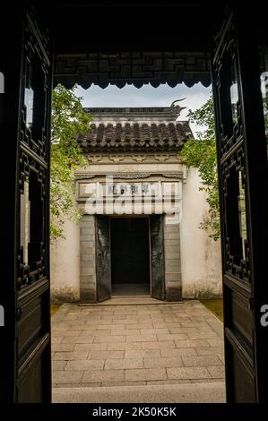 L’entrée principale du jardin du couple, vue par les portes de la salle Retreat Hills du couple, Suzhou, province du Jiangsu, Chine. Banque D'Images