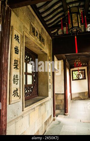 Une fenêtre au jardin du couple classé au patrimoine mondial de l'UNESCO, Suzhou, province du Jiangsu, Chine. Banque D'Images