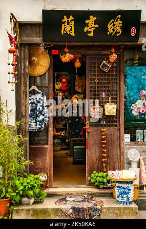 Une boutique de souvenirs sur Pingjiang lu une rue pleine de bâtiments de style ancien à Suzhou, province de Jiangsu, Chine. Banque D'Images