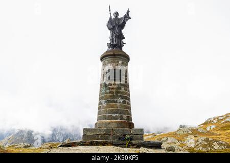 La statue de bronze de Saint-Bernard sur un piédestal du côté italien de la frontière avec la Suisse. Inscription 'Pie XI Pont Max Anno MDCCXXIII' Pop Banque D'Images