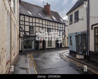 Scène de rue après la pluie dans la ville de Upton upon Severn, Worcestershire, Royaume-Uni Banque D'Images