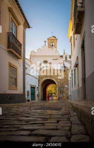 Faro, Portugal, septembre 2022 : vue sur Arco da Vila à Faro, Portugal. Arc néoclassique qui est l'entrée de la vieille ville. Banque D'Images