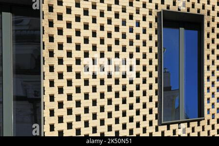 Fenêtres du bâtiment de bureau. Façade articulée et ventilée. Nid d'abeille et mosaïque de la façade de bâtiment Bardage. Bâtiment moderne et à la mode Banque D'Images