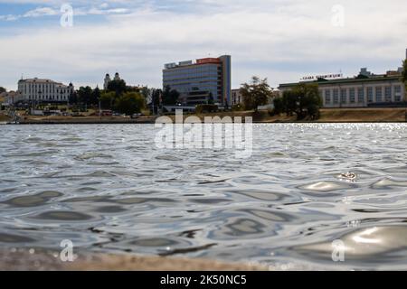 Biélorussie, Minsk - 12 septembre 2022 : la surface de la rivière svisloch con Negre Banque D'Images