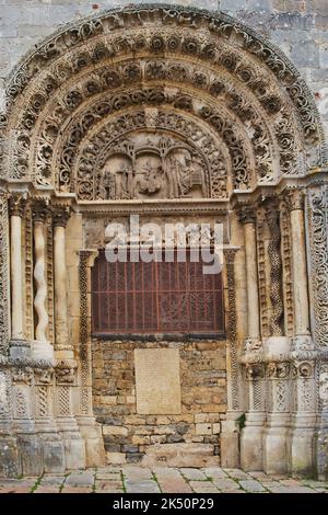 Entrée enlevante, richement décorée avec des sculptures, de l'église médiévale de notre Dame-Saint Lazare à Avallon, département de l'Yonne, France Banque D'Images