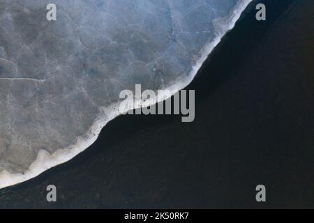 Une vue aérienne d'un rivage avec lac gelé Banque D'Images