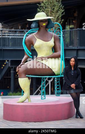 Londres, Royaume-Uni. 5 octobre 2022. Tschabalala Self dévoile sa sculpture « SEED », une nouvelle œuvre publique commandée par avant Arte, à Coal Drops Yard près de King’s Cross. Le bronze à grande échelle mesure près de 3 mètres et est la première sculpture publique de l’artiste. Credit: Stephen Chung / Alamy Live News Banque D'Images