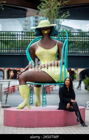 Londres, Royaume-Uni. 5 octobre 2022. Tschabalala Self dévoile sa sculpture « SEED », une nouvelle œuvre publique commandée par avant Arte, à Coal Drops Yard près de King’s Cross. Le bronze à grande échelle mesure près de 3 mètres et est la première sculpture publique de l’artiste. Credit: Stephen Chung / Alamy Live News Banque D'Images