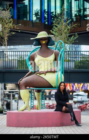 Londres, Royaume-Uni. 5 octobre 2022. Tschabalala Self dévoile sa sculpture « SEED », une nouvelle œuvre publique commandée par avant Arte, à Coal Drops Yard près de King’s Cross. Le bronze à grande échelle mesure près de 3 mètres et est la première sculpture publique de l’artiste. Credit: Stephen Chung / Alamy Live News Banque D'Images