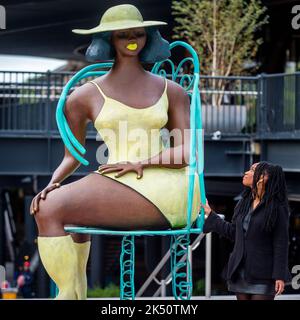 Londres, Royaume-Uni. 5 octobre 2022. Tschabalala Self dévoile sa sculpture « SEED », une nouvelle œuvre publique commandée par avant Arte, à Coal Drops Yard près de King’s Cross. Le bronze à grande échelle mesure près de 3 mètres et est la première sculpture publique de l’artiste. Credit: Stephen Chung / Alamy Live News Banque D'Images