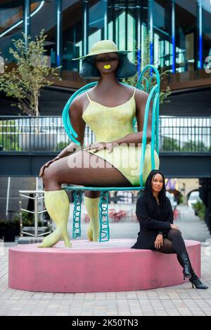 Londres, Royaume-Uni. 5 octobre 2022. Tschabalala Self dévoile sa sculpture « SEED », une nouvelle œuvre publique commandée par avant Arte, à Coal Drops Yard près de King’s Cross. Le bronze à grande échelle mesure près de 3 mètres et est la première sculpture publique de l’artiste. Credit: Stephen Chung / Alamy Live News Banque D'Images