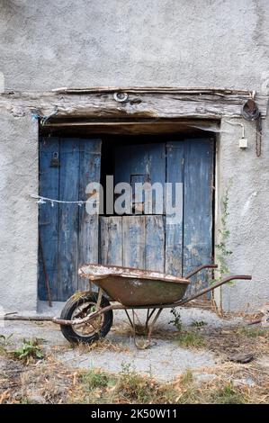 Old Barn Door et Rusty Wheelrow Banque D'Images