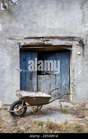 Old Barn Door et Rusty Wheelrow Banque D'Images