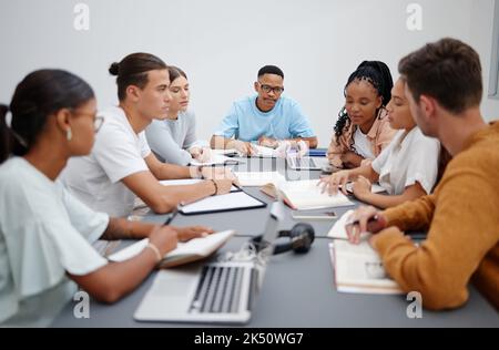 Diversité, éducation ou étudiants universitaires dans l'apprentissage en classe, la collaboration ou le travail en mathématiques ou en physique. Livres, ordinateur portable et ordinateur portable Banque D'Images