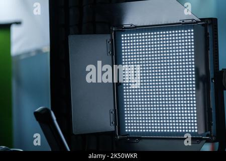 Éclairage studio moderne sur trépied en métal Banque D'Images