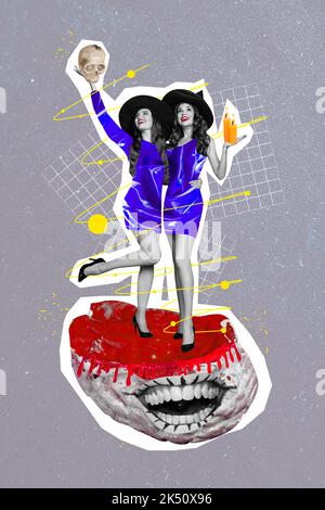 Portrait de collage vertical de deux filles sorcières souriantes noir blanc gamma hug embrasser main tenir bougie crâne tenir énorme moitié tête sanglante Banque D'Images