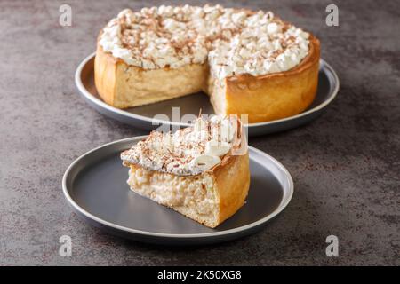 Tarte aux gâteaux de riz hollandais et belge avec crème fouettée et copeaux de chocolat dans une assiette sur la table. Horizontale Banque D'Images