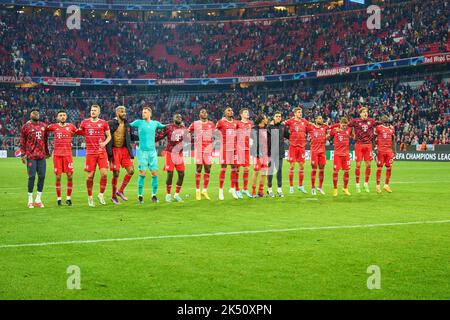 L'équipe de la FCB fête avec les fans: Alphonso DAVIES, FCB 19 Noussair Mahraoui, FCB 40 Matthijs de Ligt, FCB 4 Eric MAXIM CHOUPO-MOTING (FCB 13) Manuel NEUER, gardien de but FCB 1 Dayot Upamecano, FCB 2 5 Mathys tel, FCB 39 Ryan Gravench, FCB Benjamin, FCB 38 FCB, FCB 10 FCB 42 Josip STANICIC, FCB 44 Serge GNABREY, FCB 7 Marcel Sabitzer, FCB 18 Leon GORETZKA, FCB 8 Sadio Mane (FCB 17) après le match FC BAYERN MUENCHEN - FC VIKTORIA PILSEN 5-0 de football UEFA Champions League, groupe, groupe C, match de la saison 2022/2023 à Munich, 4 octobre 2022. Gruppenphase, Banque D'Images