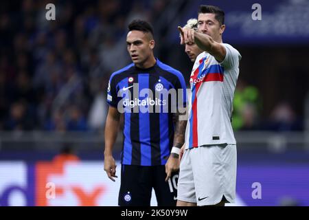 Robert Lewandowski du FC Barcelone gestes lors du match du groupe C de la Ligue des champions de l'UEFA entre le FC Internazionale et le FC Barcelone au Stadio Giuseppe Meazza sur 4 octobre 2022 à Milan Italie . Banque D'Images