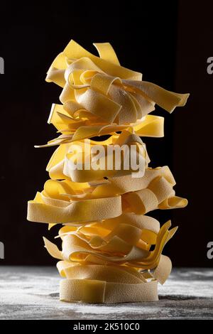 Nouilles faites maison, vue rapprochée sur la nourriture, pâtes crues Banque D'Images