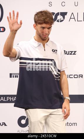 Tokyo, Japon. 5th octobre 2022. Scuderia Alpha Tauri pilote de Formule-1 Pierre Gasly de France pose pour photo à une conférence de presse à Tokyo mercredi, 5 octobre 2022. Le Grand Prix du Japon Formula-1 aura lieu sur le circuit de Suzuka à 9 octobre. Credit: Yoshio Tsunoda/AFLO/Alay Live News Banque D'Images
