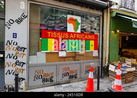 Tissus Africains, tissus traditionnels africains, vu dans la vitrine de la boutique, Paris, France. Banque D'Images