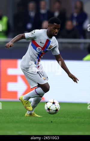 Milan, Italie. 04th octobre 2022. Ansu Fati du FC Barcelone contrôle le ballon lors du match du groupe C de la Ligue des champions de l'UEFA entre le FC Internazionale et le FC Barcelone au Stadio Giuseppe Meazza sur 4 octobre 2022 à Milan Italie . Credit: Marco Canoniero / Alamy Live News Banque D'Images