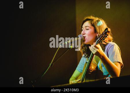 Berne, Suisse. 04th octobre 2022. Le chanteur, compositeur et musicien autrichien Oska joue un concert à Bierhübeli à Berne. (Crédit photo : Gonzales photo/Alamy Live News Banque D'Images